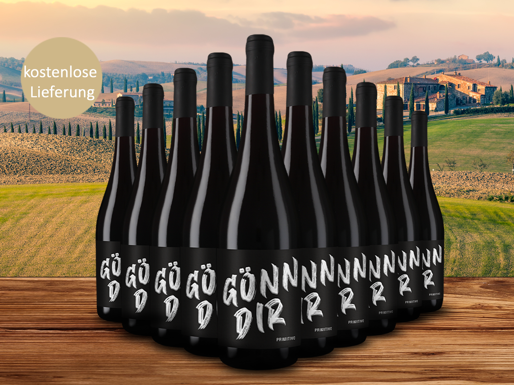 Mehrere Weinflaschen auf einem Holztisch vor einem Weinberg mit Schriftzug "kostenlose Lieferung".