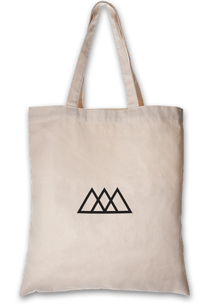 Beigefarbene Stofftasche mit einem schwarzen, geometrischen Dreiecksmuster in der Mitte.