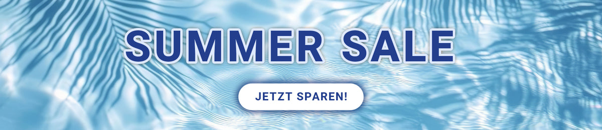 Text "Summer Sale" auf blauem Hintergrund mit Wasser- und Palmenblattmuster und Button "Jetzt sparen!".